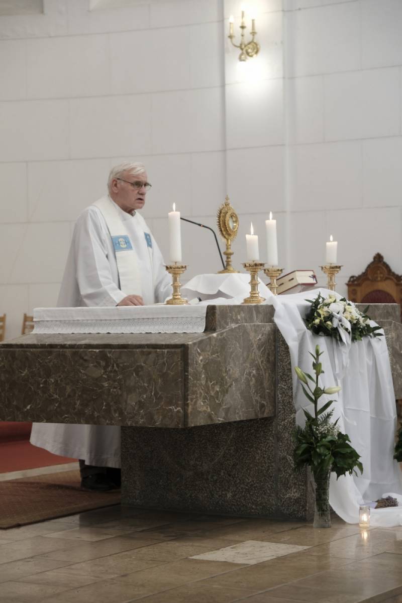 világméretű szentségimádás_Pius-templom (32).JPG